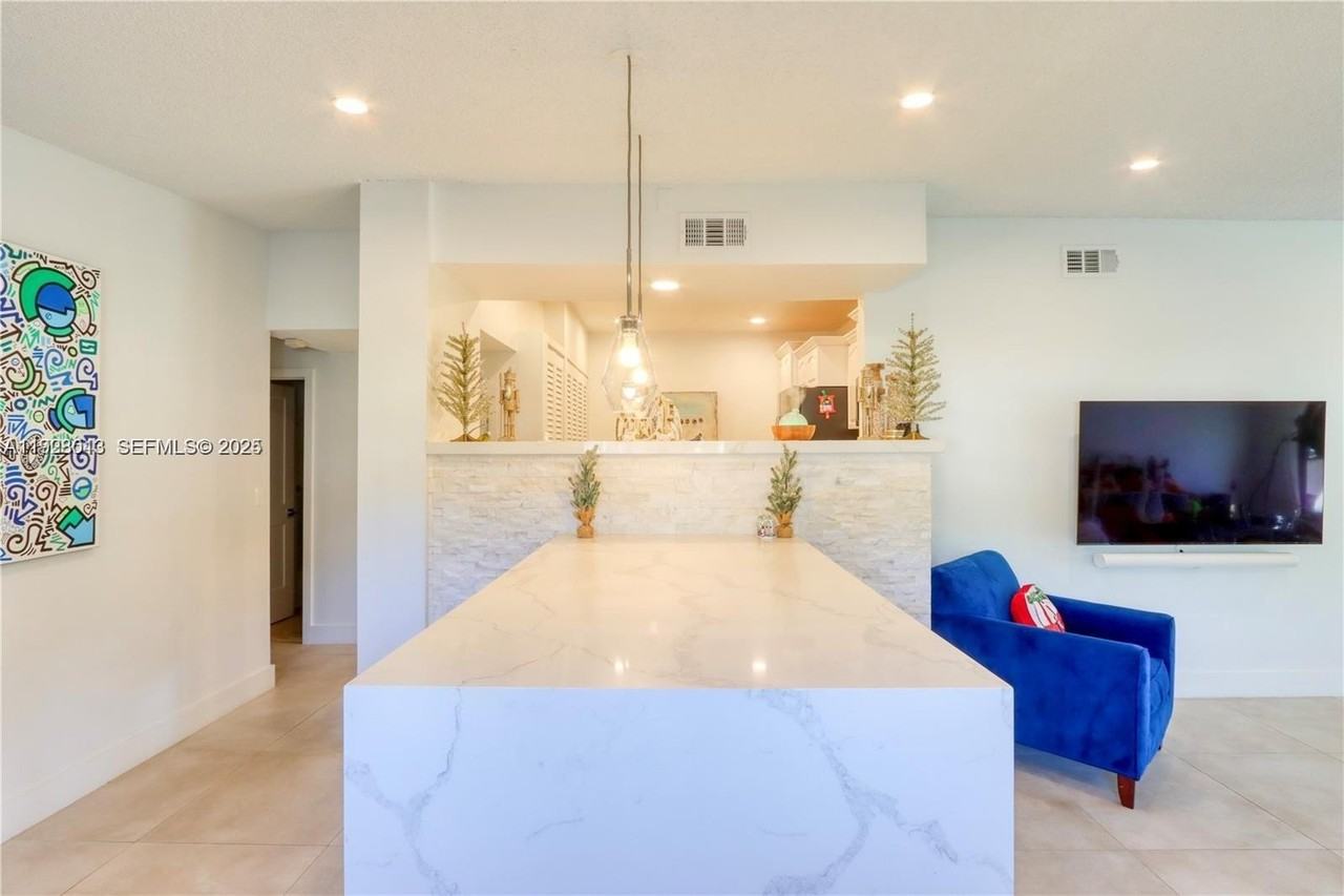 10478 Southwest 75th Lane #10478 - Photo 4 of 42