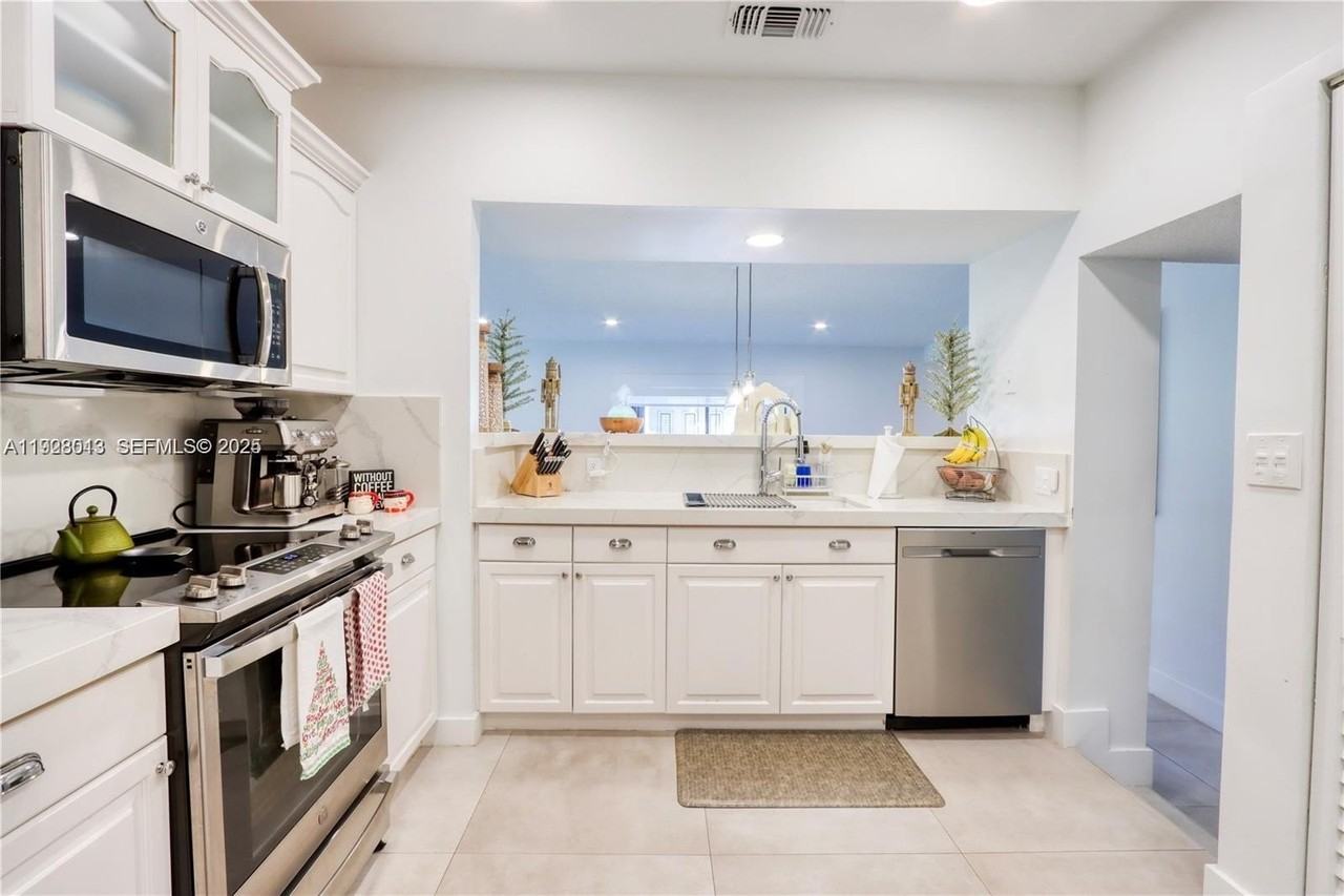 10478 Southwest 75th Lane #10478 - Photo 7 of 42