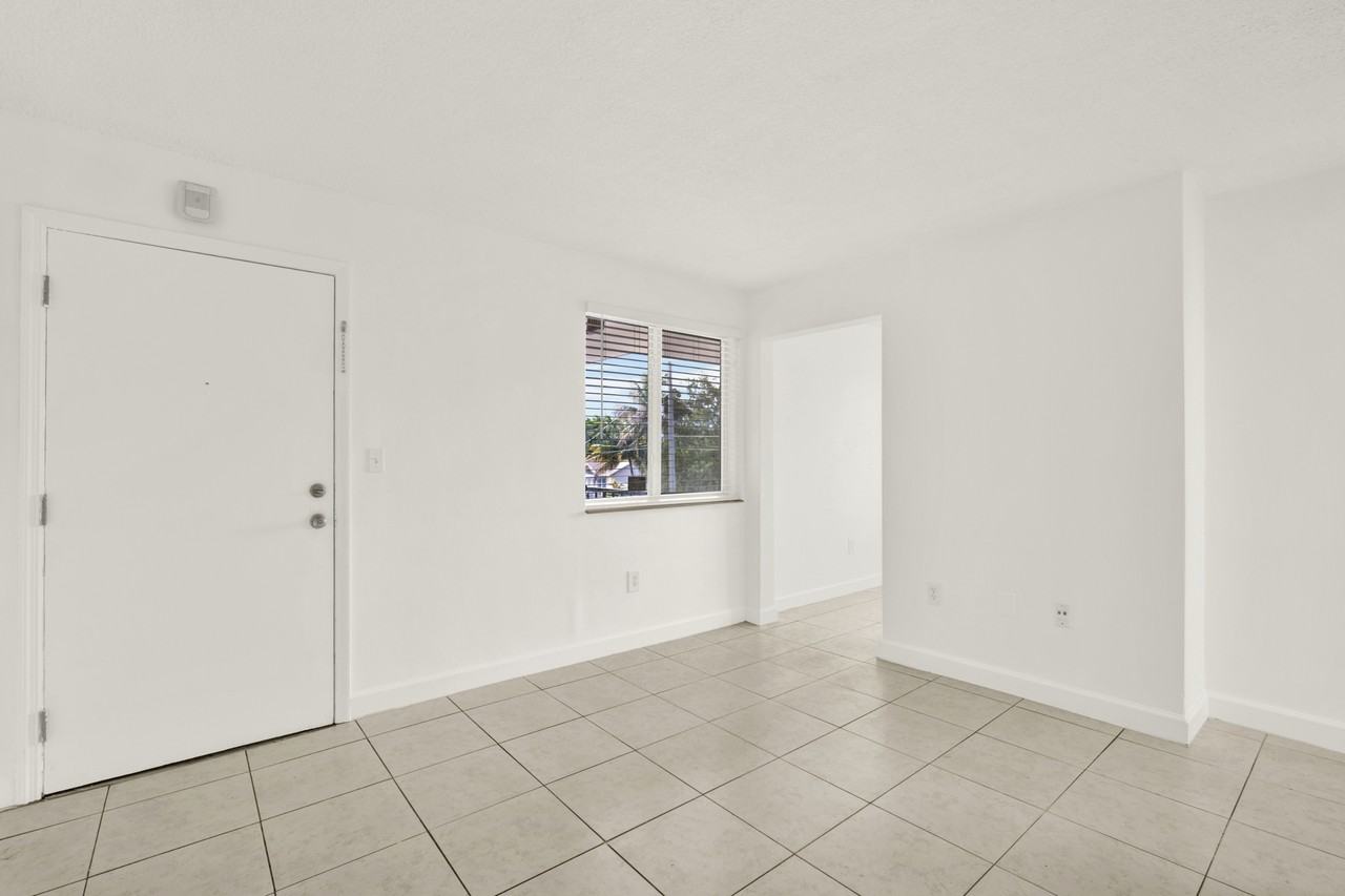 2726 Sw 21st St #201 - Photo 2 of 12