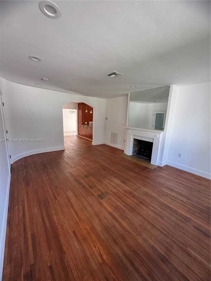 3021 Southwest 2nd Avenue - Photo 2 of 29