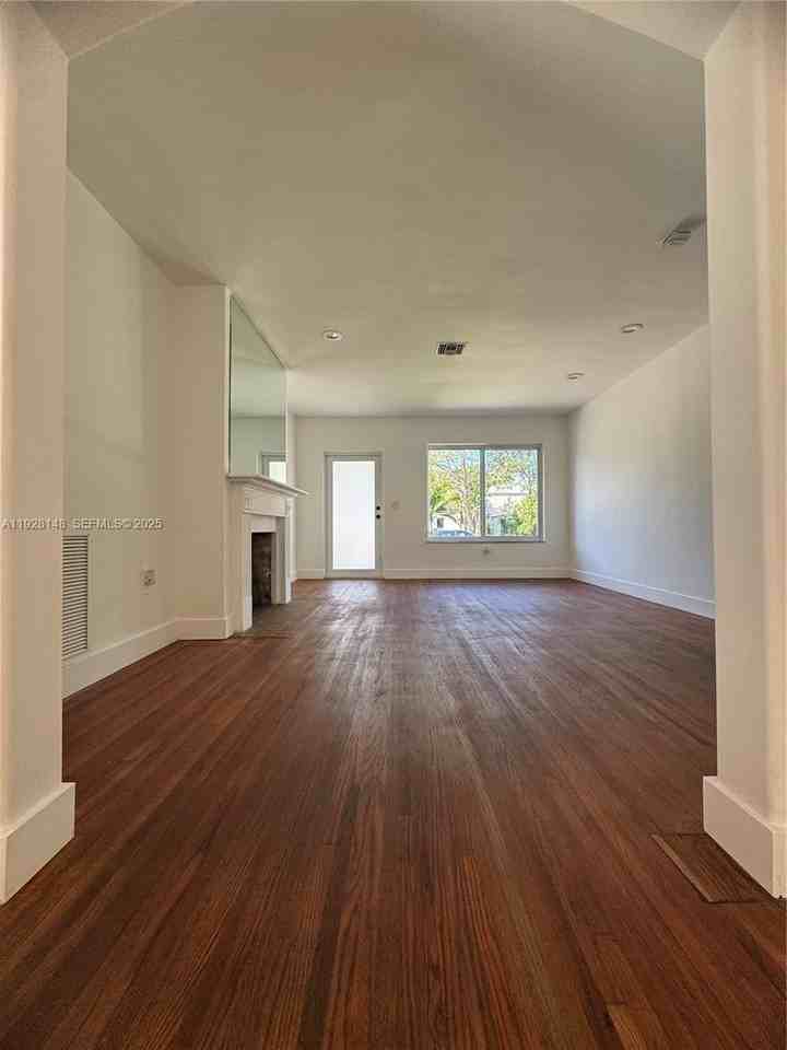 3021 Southwest 2nd Avenue - Photo 3 of 29