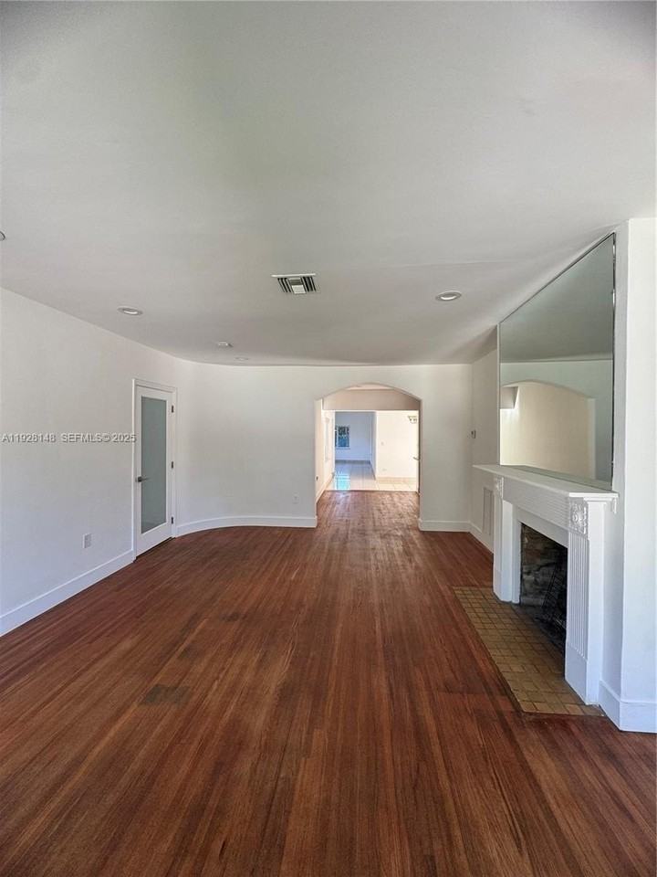 3021 Southwest 2nd Avenue - Photo 4 of 29