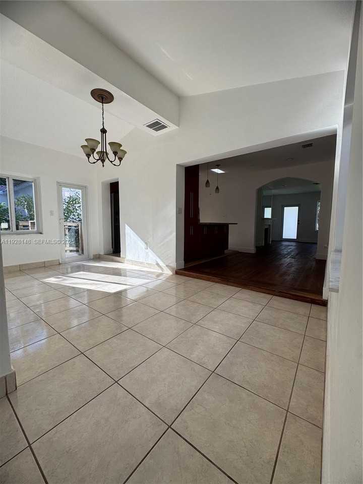 3021 Southwest 2nd Avenue - Photo 5 of 29