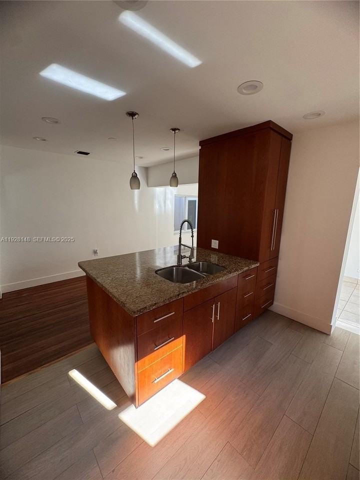 3021 Southwest 2nd Avenue - Photo 6 of 29