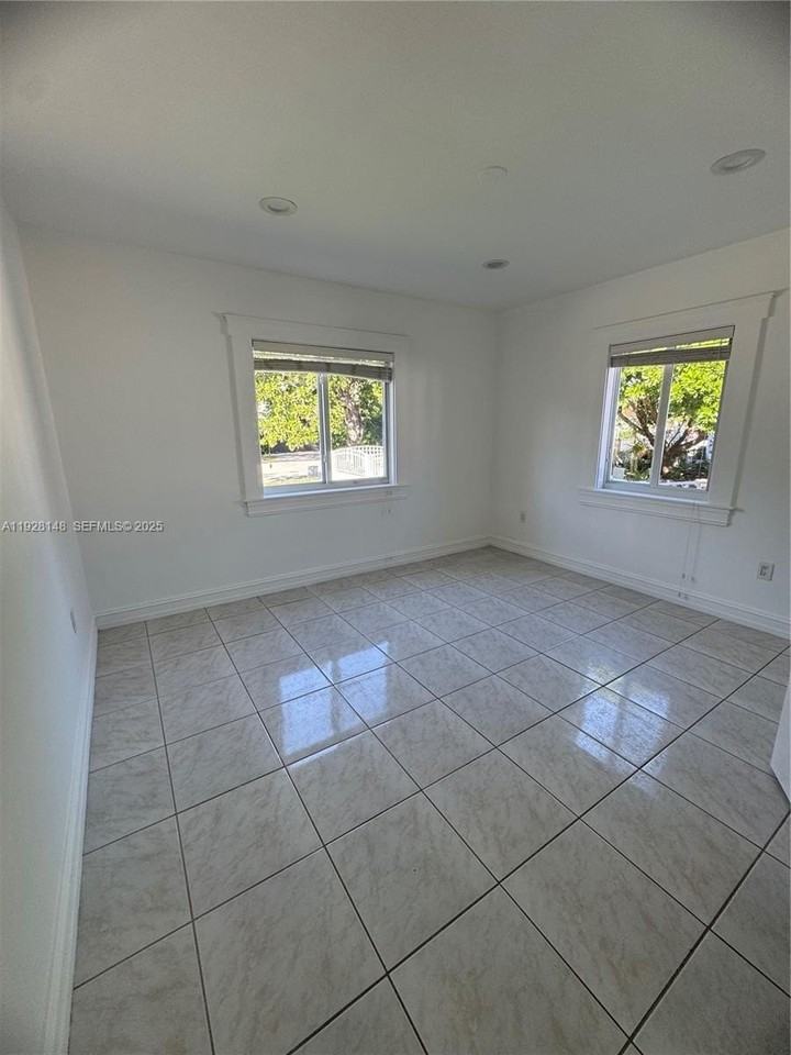 3021 Southwest 2nd Avenue - Photo 7 of 29