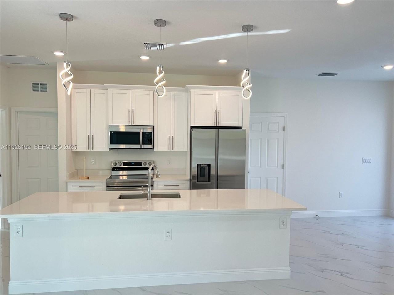 2910 Flora Avenue North - Photo 6 of 33