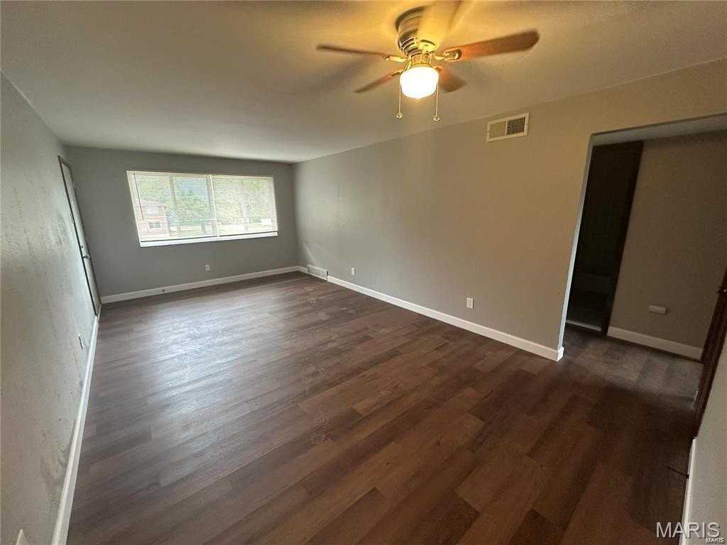 14 Bruce Dr #4 - Photo 3 of 6