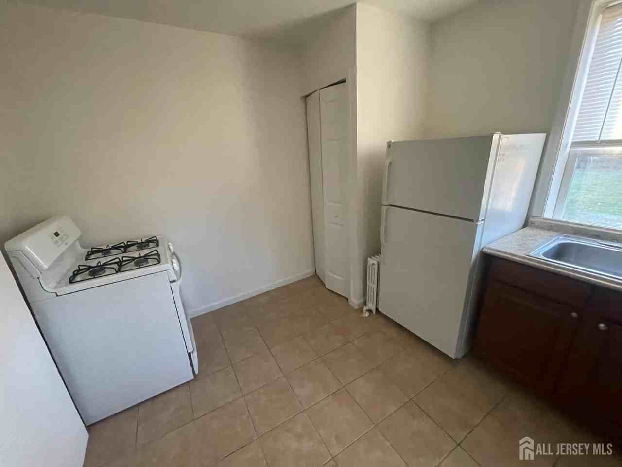 577 Rahway Ave - Photo 4 of 7