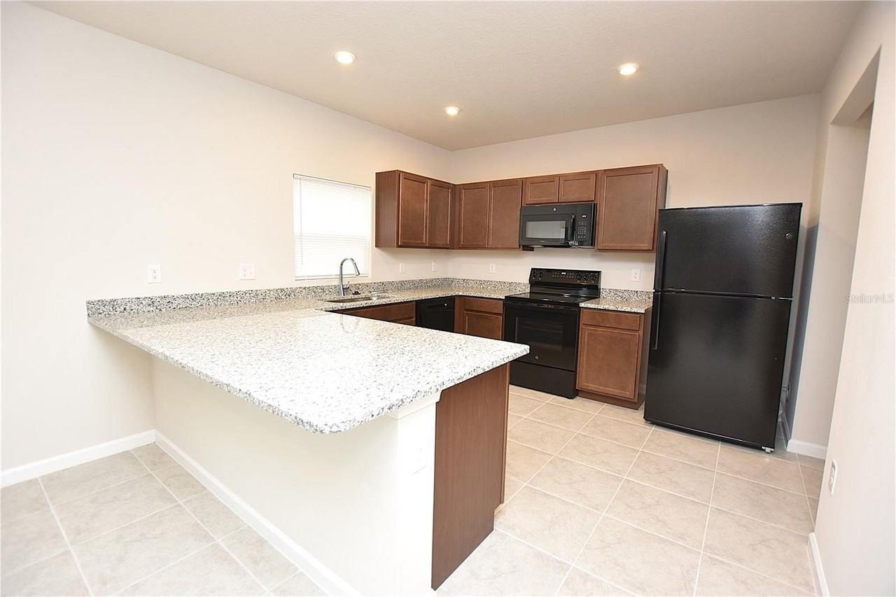 622 Manchester Path - Photo 2 of 46