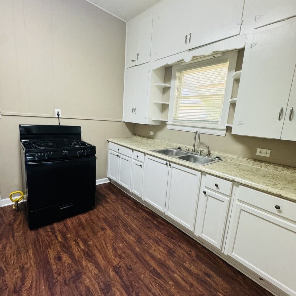 1109 Main Ave - Photo 6 of 16