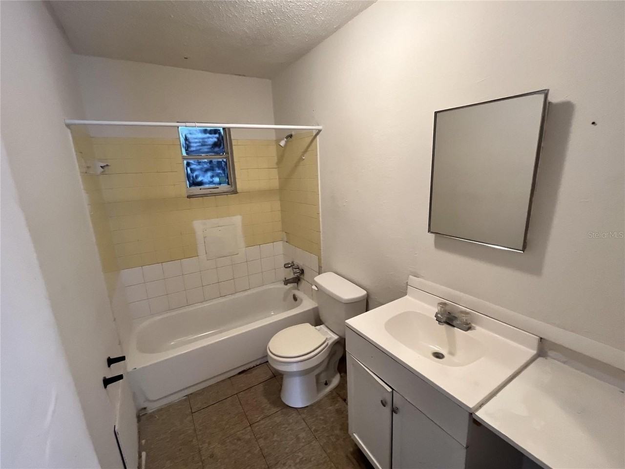 402 Terry St - Photo 4 of 12