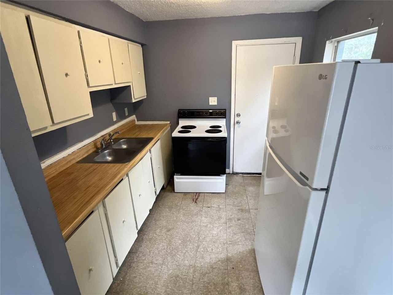 402 Terry St - Photo 6 of 12