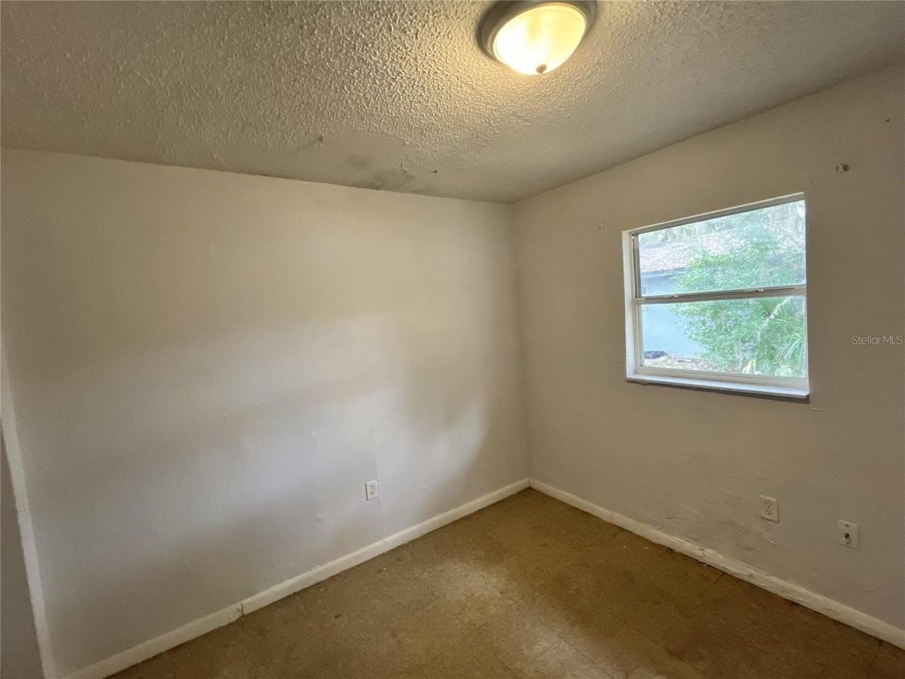 402 Terry St - Photo 7 of 12