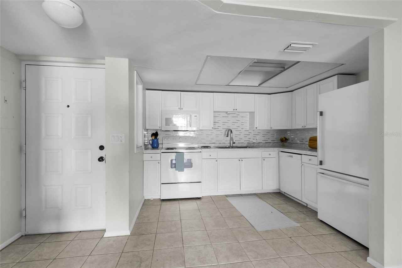 588 Fairways Ln #E204 - Photo 6 of 16