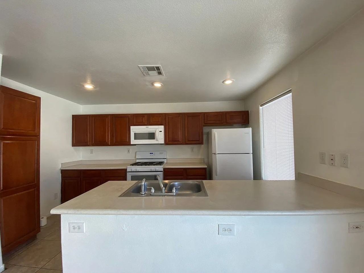 6062 Saint Petersburg Dr #1 - Photo 5 of 50