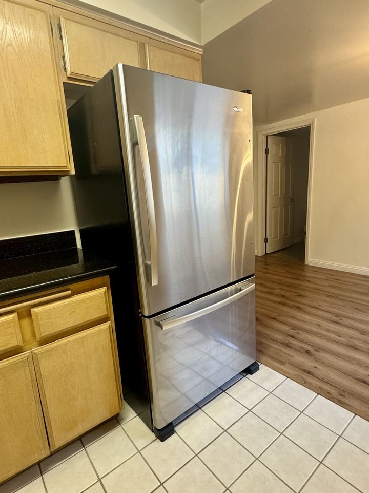 451 South Oakland Avenue #8 - Photo 7 of 18