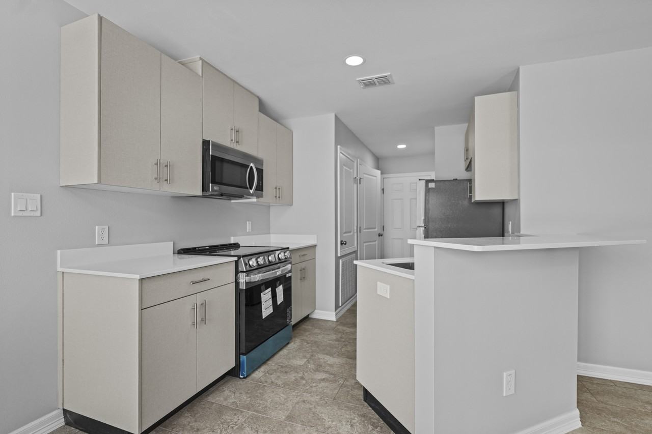 Multi National #1B - Photo 3 of 11