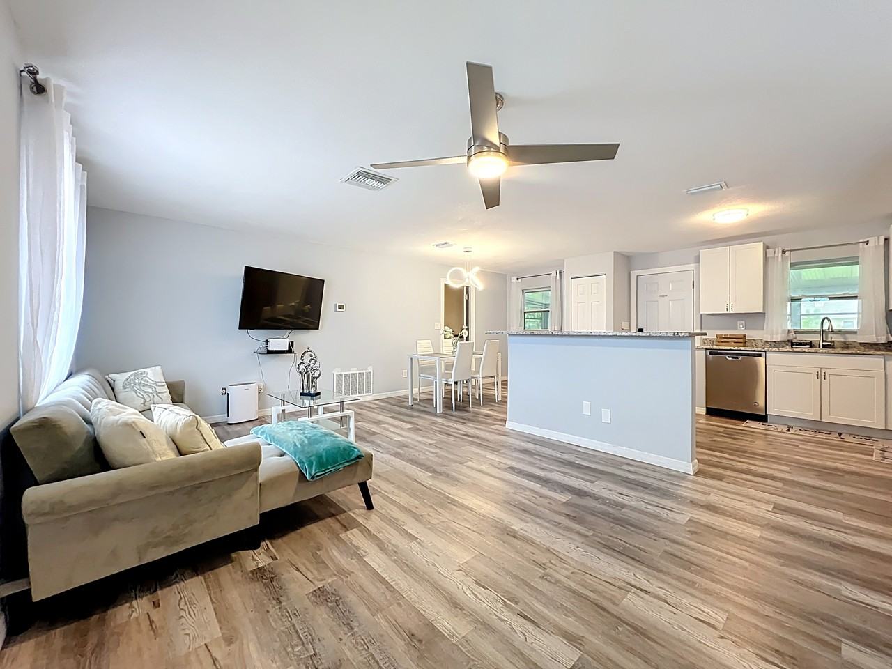 760 Becker Ave Ne #1 - Photo 3 of 27