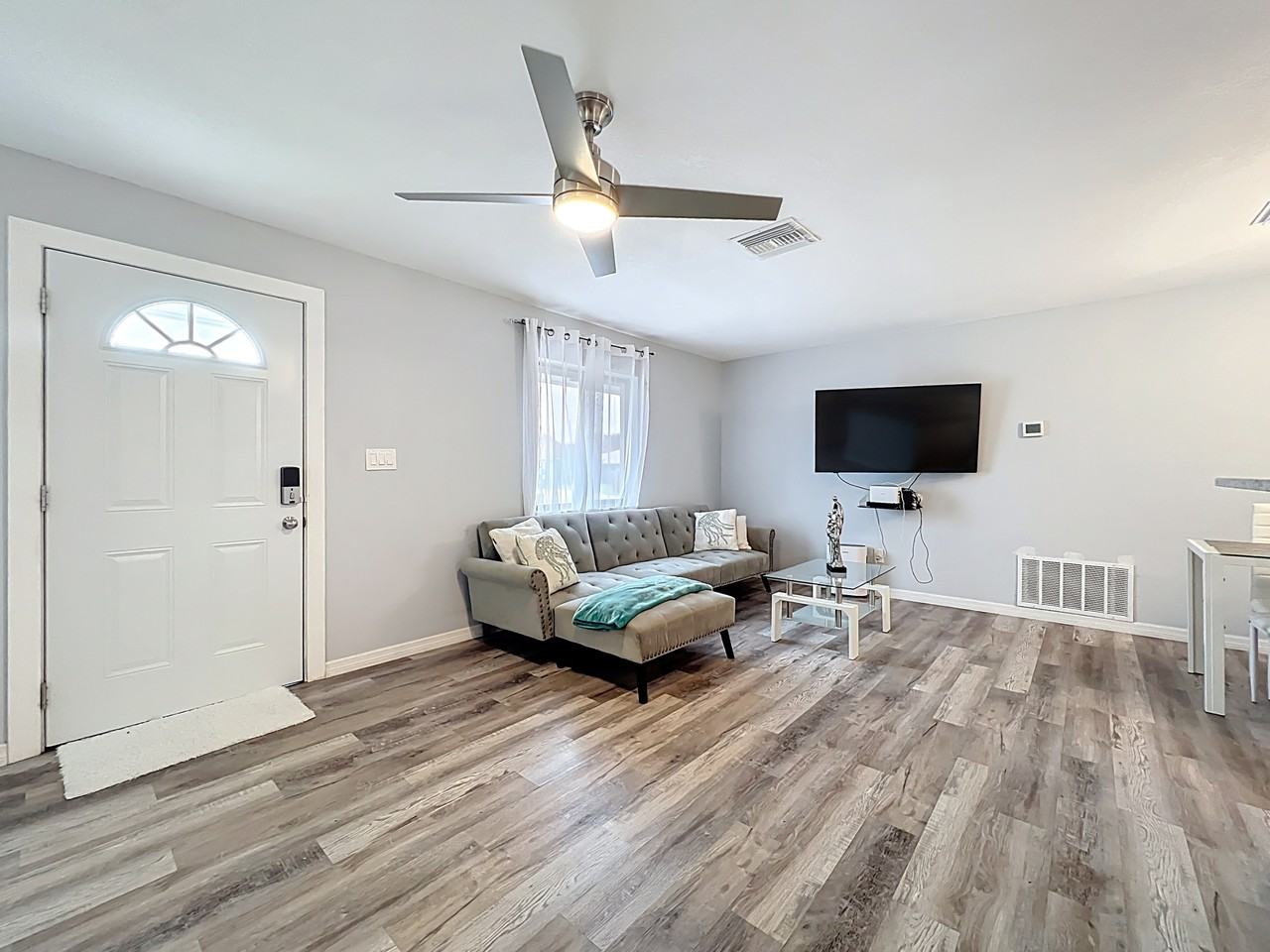 760 Becker Ave Ne #1 - Photo 4 of 27