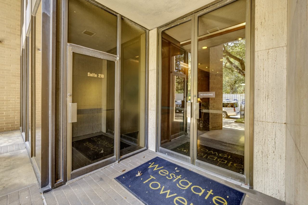 1122 Colorado St #1506 - Photo 4 of 40