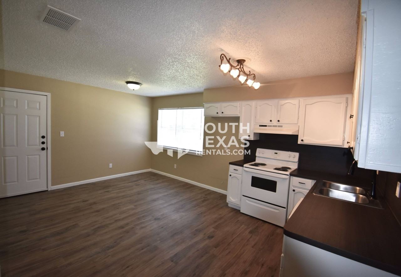 2206 2206 Lova DrApt A #A - Photo 2 of 7