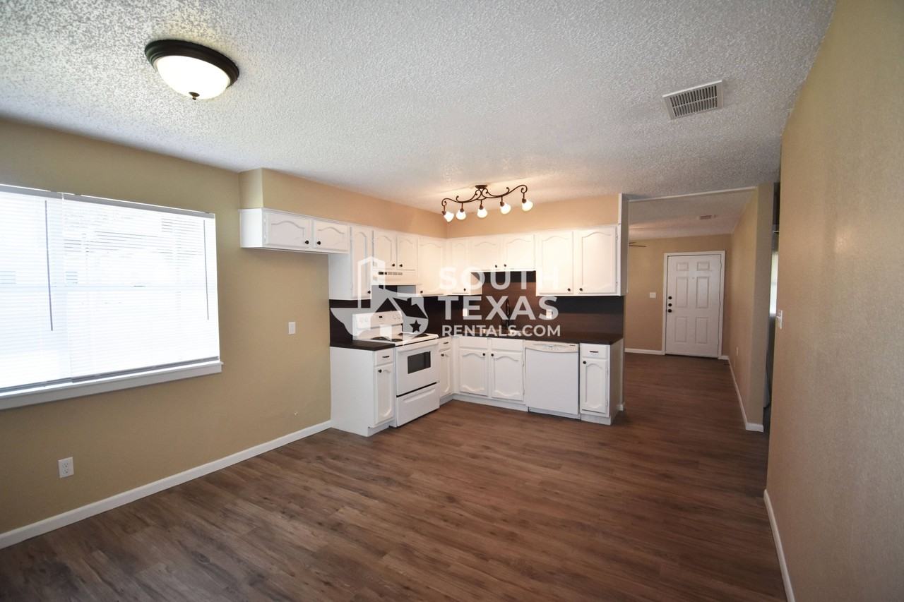 2206 2206 Lova DrApt A #A - Photo 3 of 7