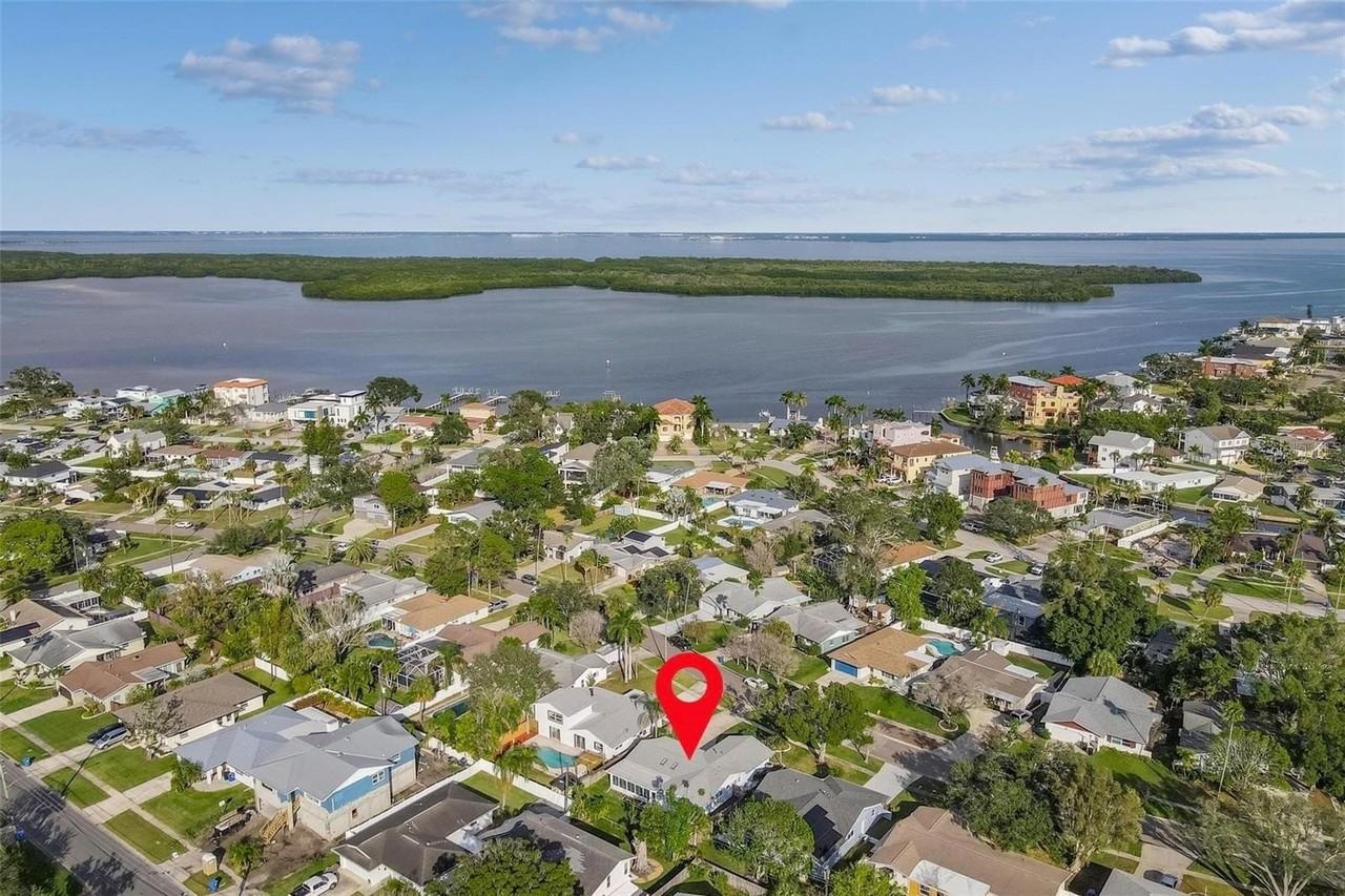 5630 Venetian Blvd Ne - Photo 3 of 26