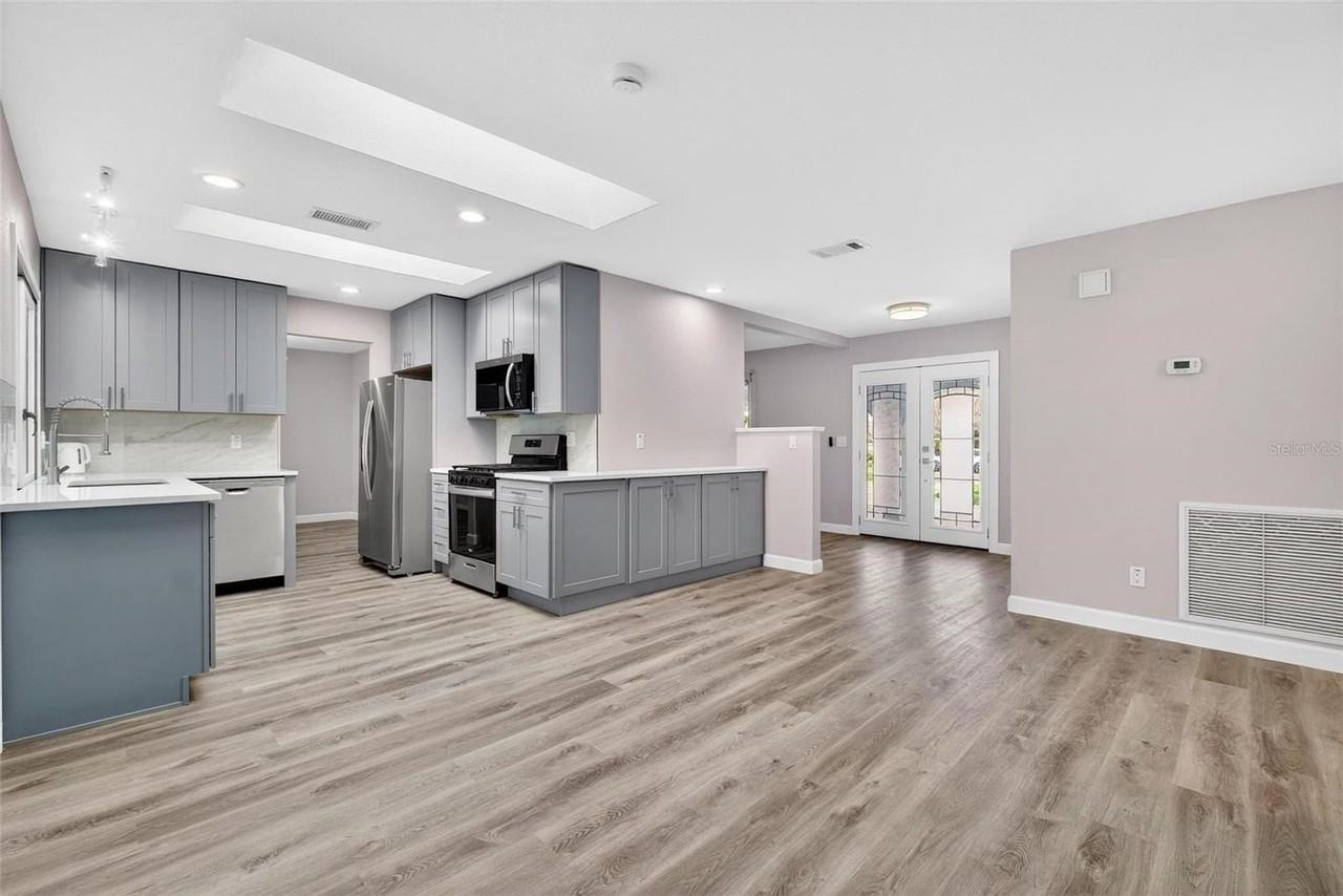 5630 Venetian Blvd Ne - Photo 4 of 26