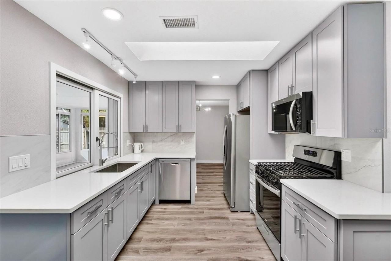 5630 Venetian Blvd Ne - Photo 5 of 26