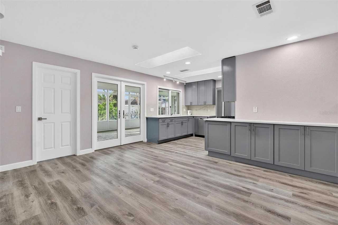 5630 Venetian Blvd Ne - Photo 6 of 26