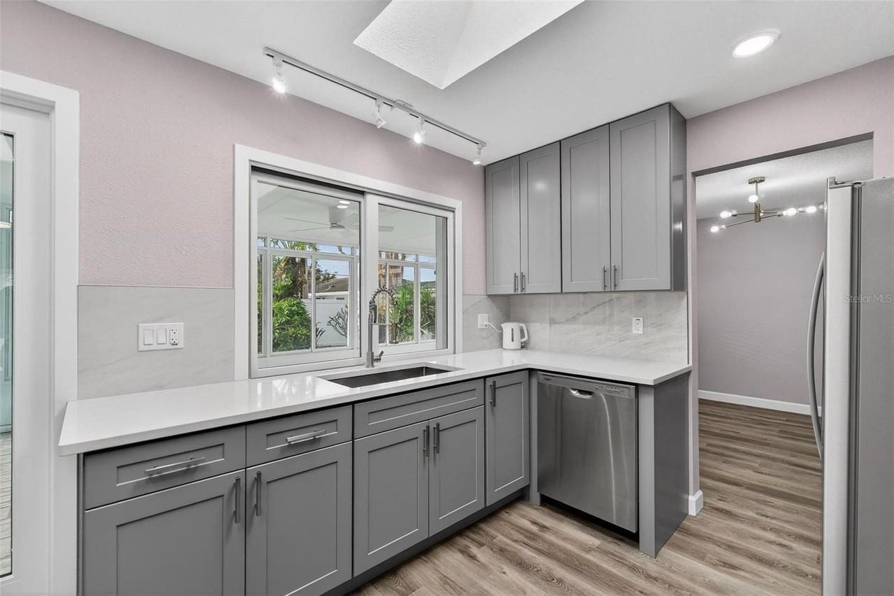 5630 Venetian Blvd Ne - Photo 7 of 26