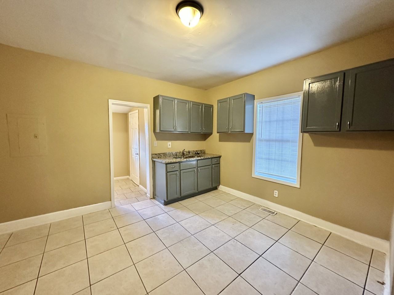 540 1st Ave Ne #1 - Photo 3 of 8