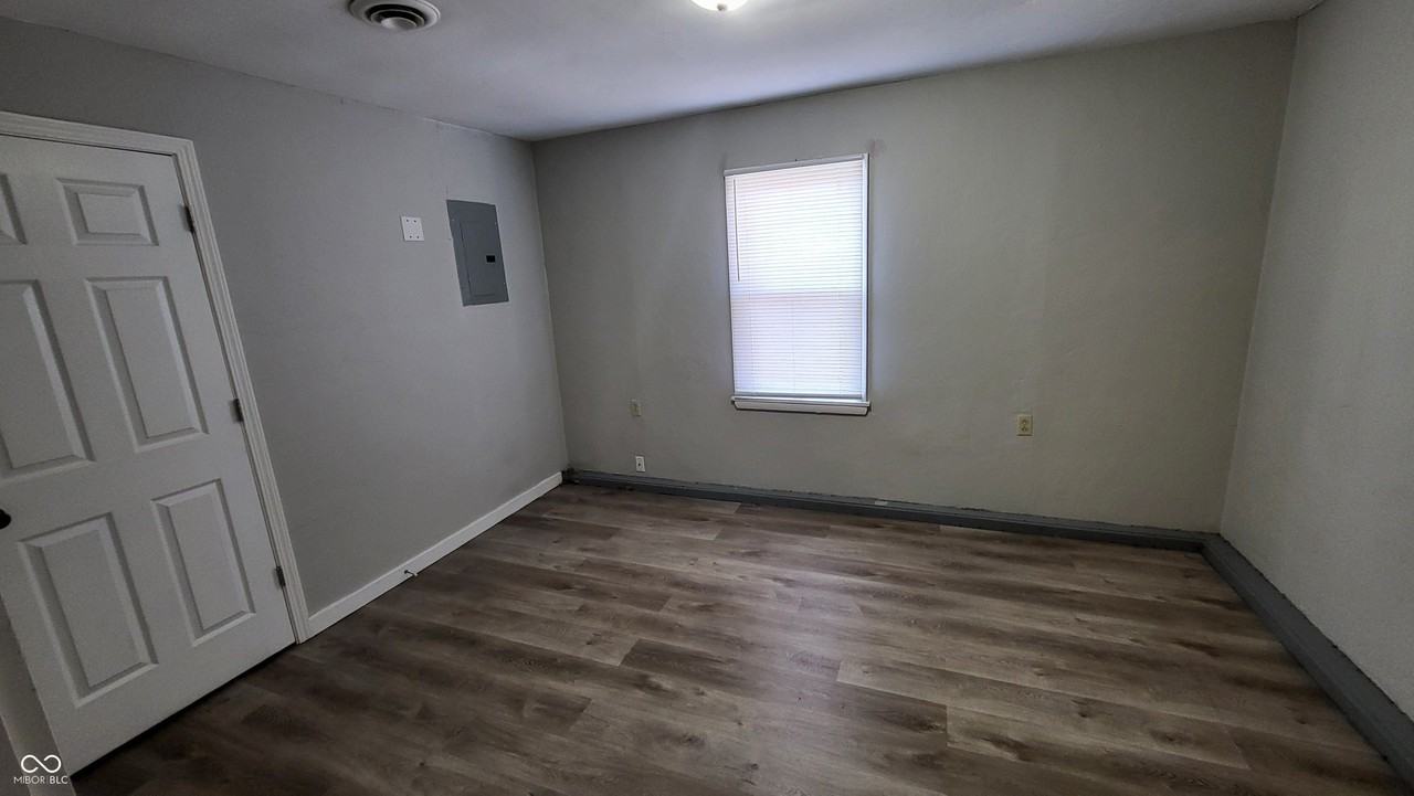 336 W 6th St - Photo 6 of 9