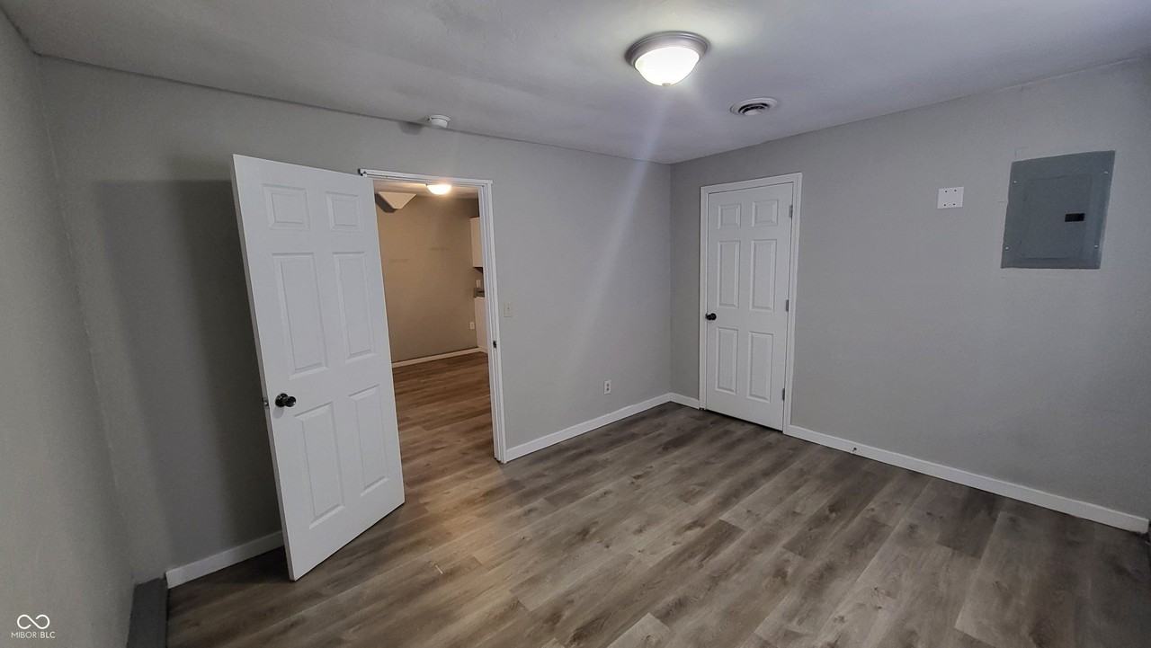 336 W 6th St - Photo 7 of 9