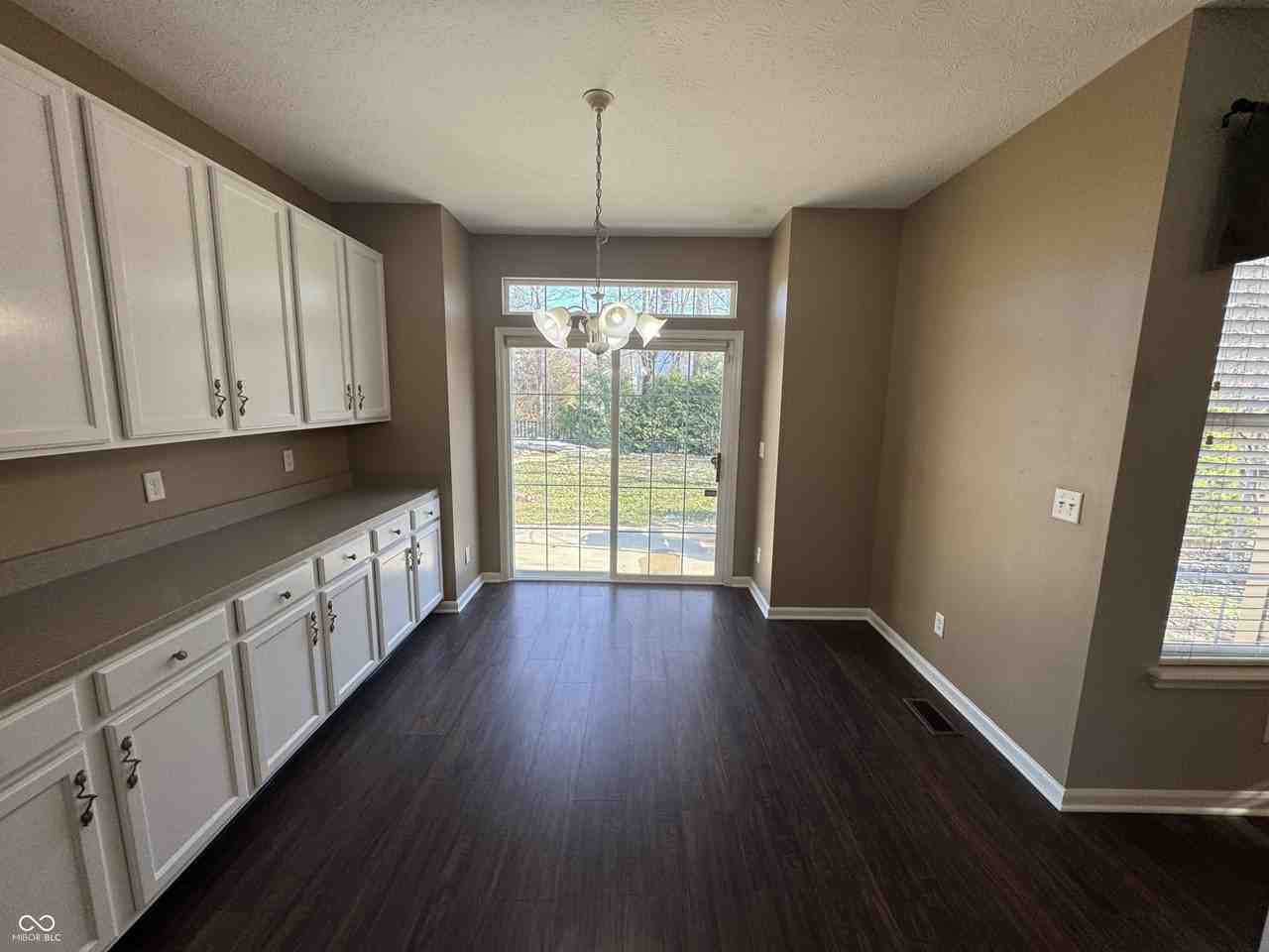 7435 Sycamore Run Dr - Photo 6 of 38