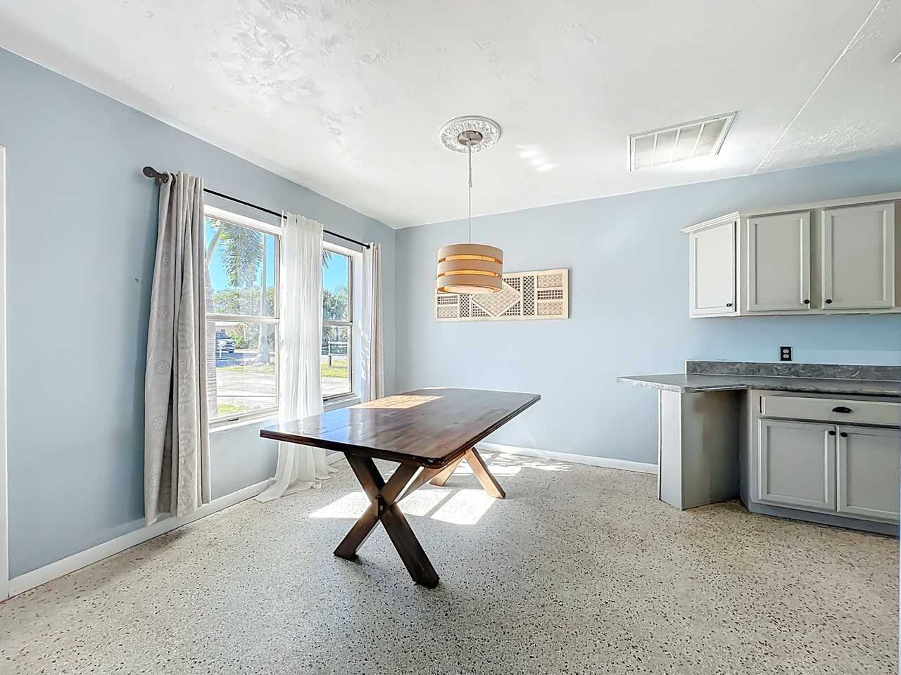 113 Se 1st St #1 - Photo 5 of 29