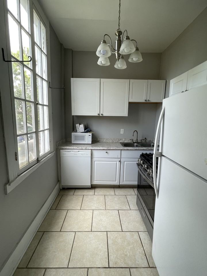 3222 Prytania Street #F - Photo 3 of 10