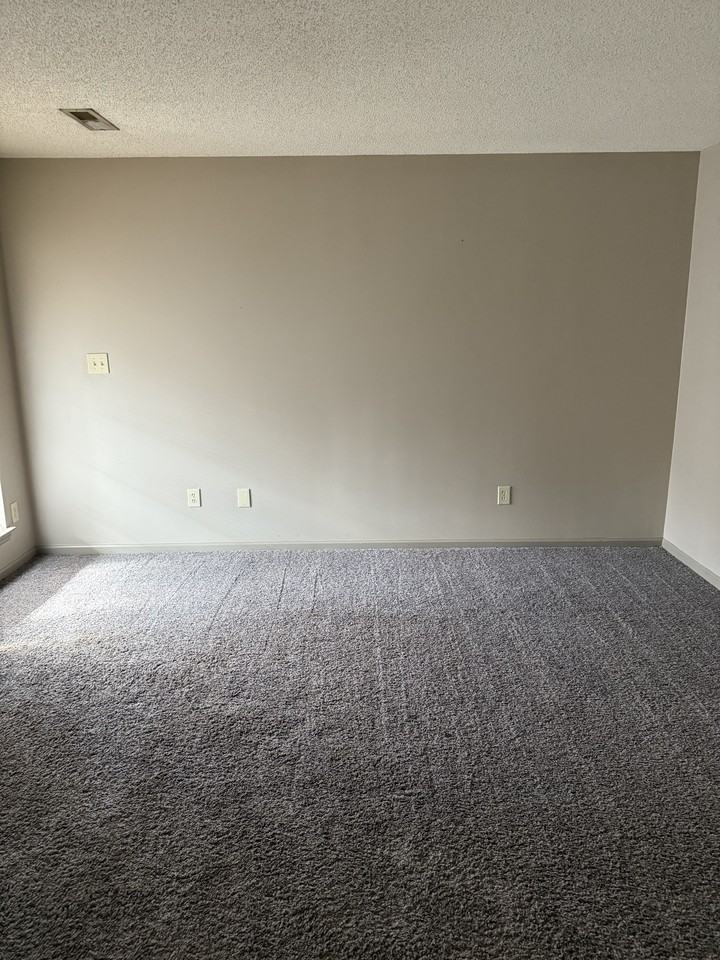 5004 Chancellor Square #D - Photo 3 of 11