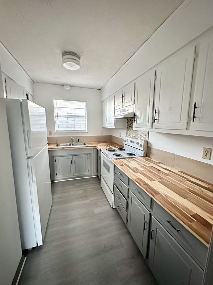 405 11th Street Southwest #B - Photo 3 of 7