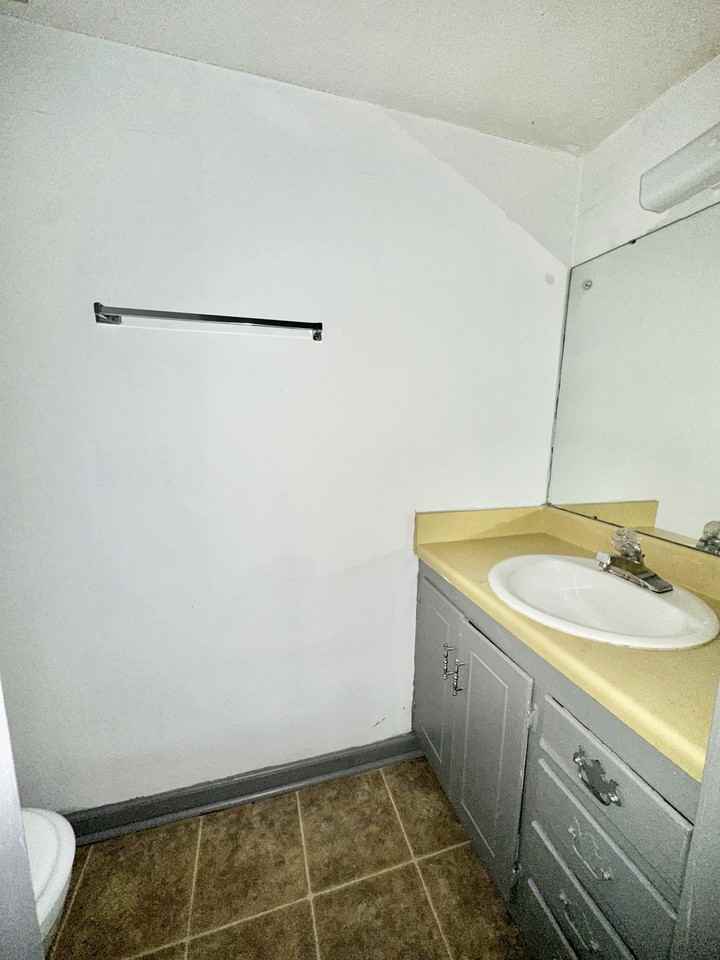 405 11th Street Southwest #B - Photo 4 of 7