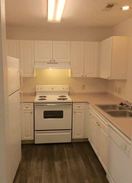 33 Hamiltons Harbor Dr #33-511 - Photo 4 of 7