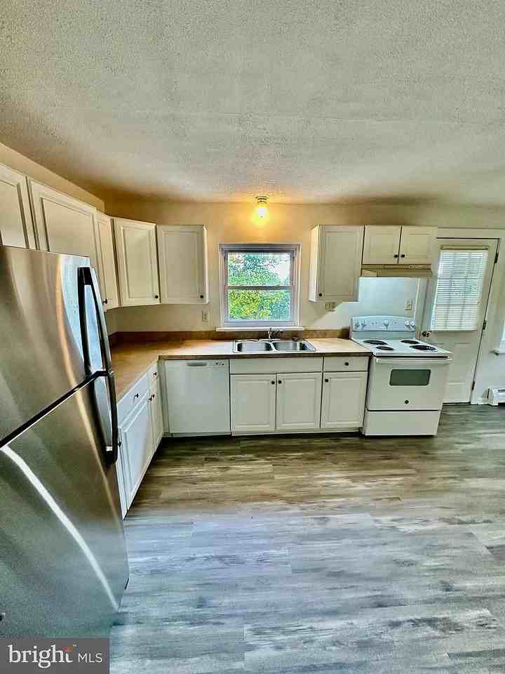 602 E Maple St #1 - Photo 4 of 36