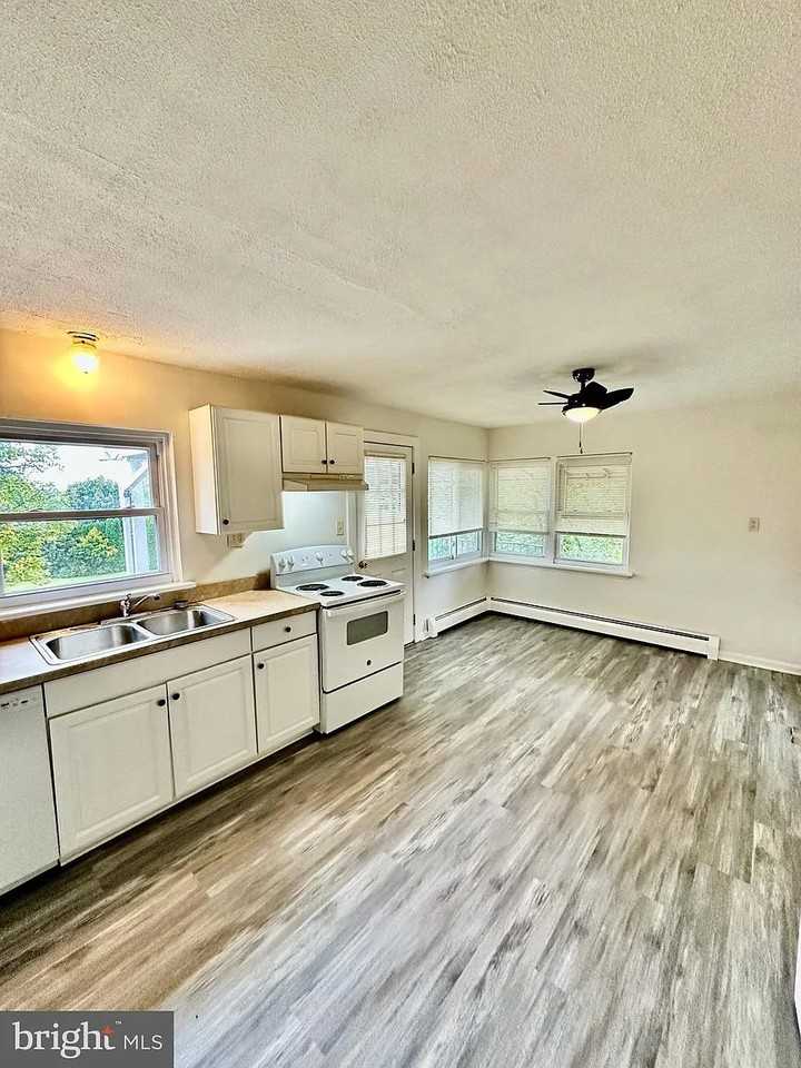 602 E Maple St #1 - Photo 5 of 36