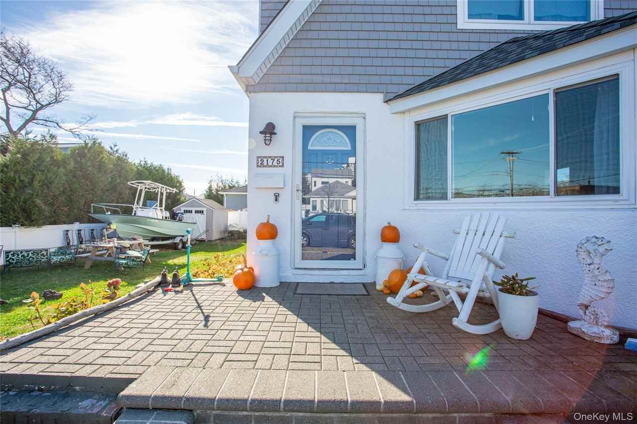 2175 Bay Boulevard - Photo 3 of 24