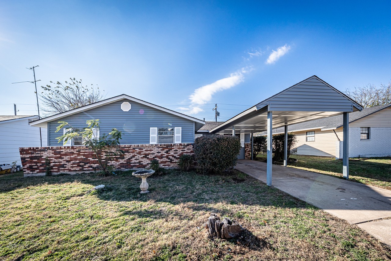 911 Sw 35th St #1 - Photo 2 of 25