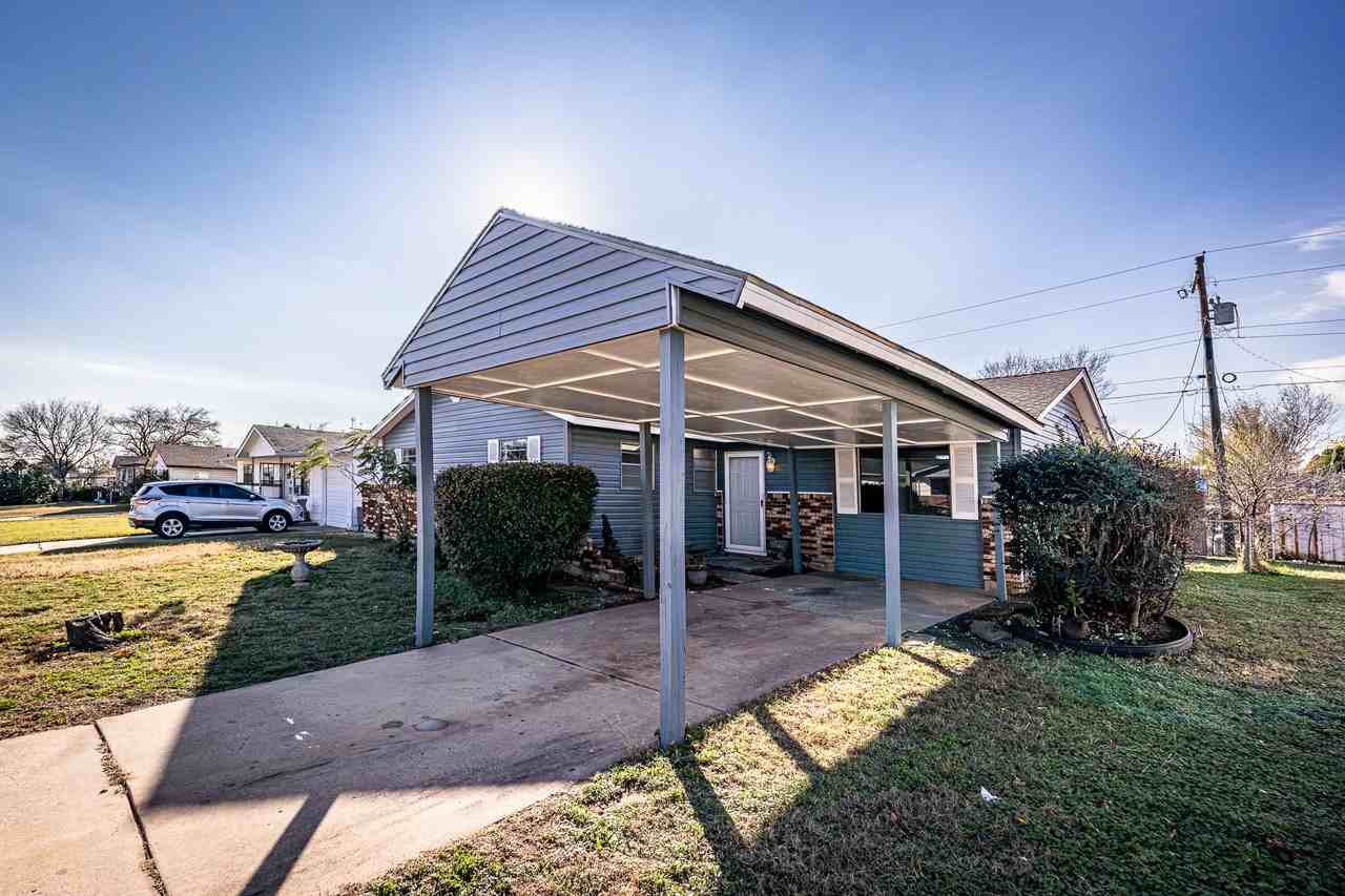 911 Sw 35th St #1 - Photo 3 of 25