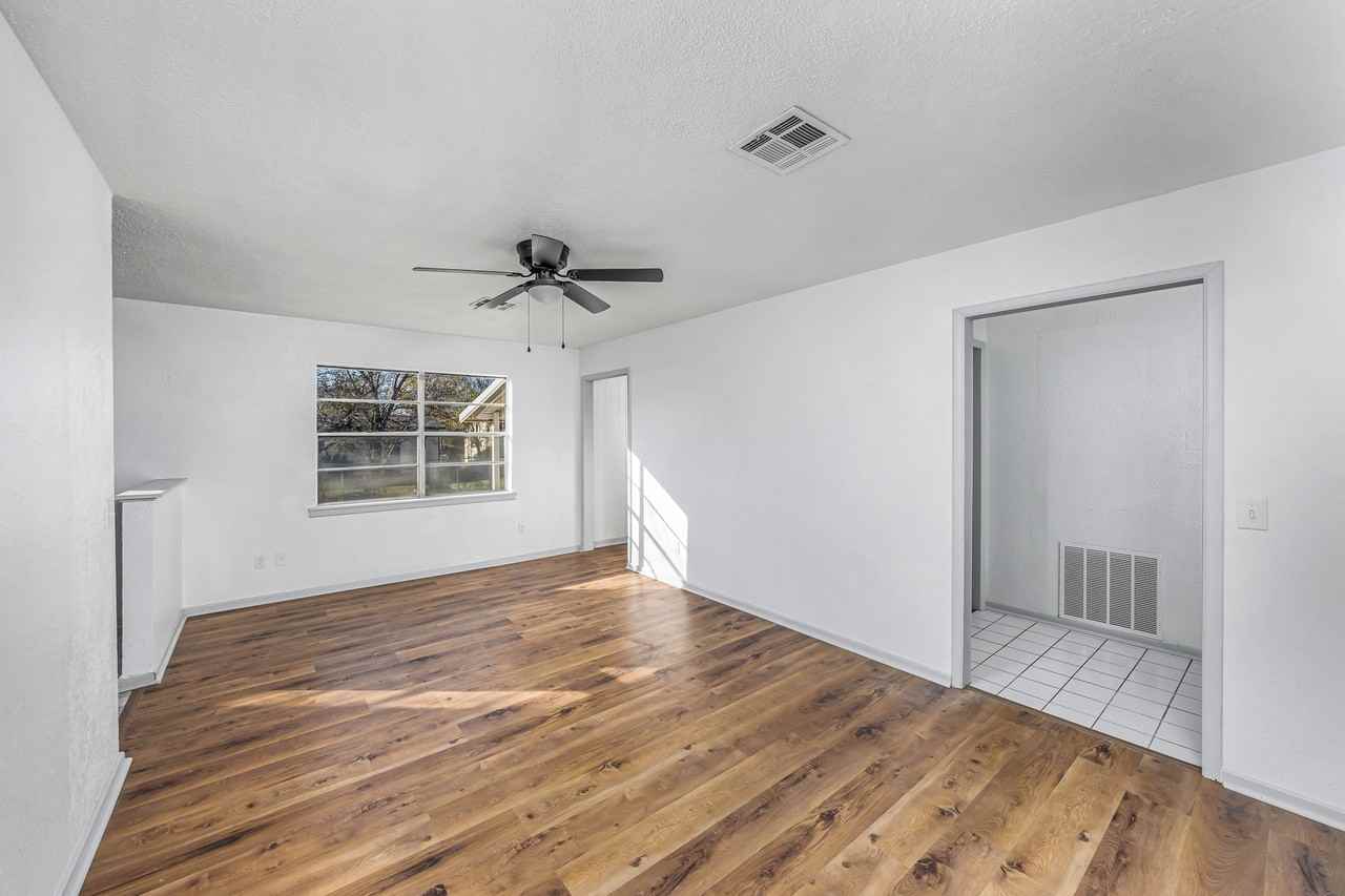 911 Sw 35th St #1 - Photo 6 of 25