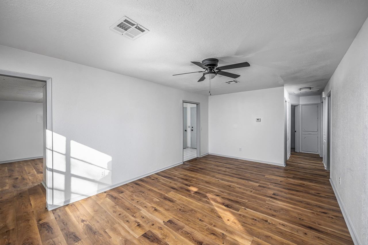 911 Sw 35th St #1 - Photo 7 of 25