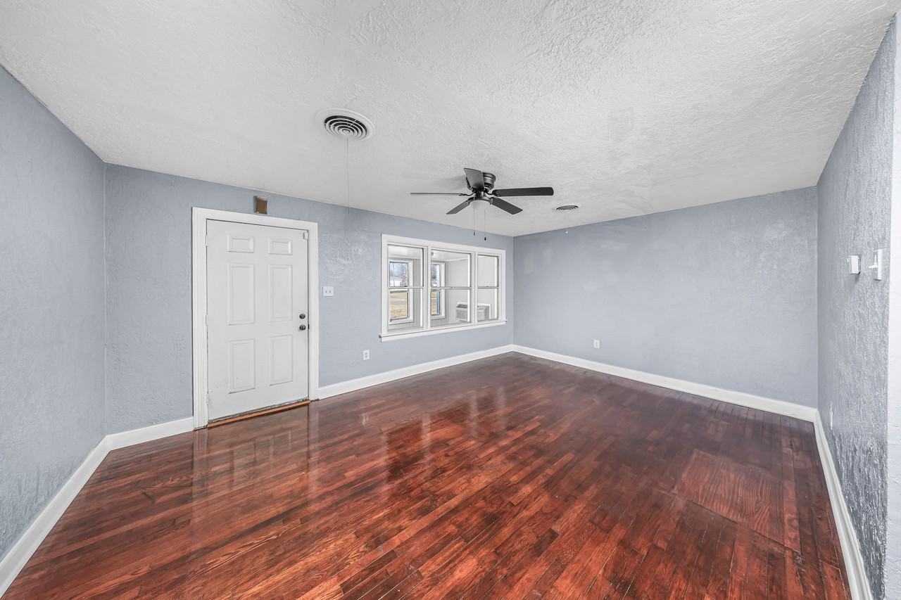 1904 Nw Lake Ave #1 - Photo 4 of 20