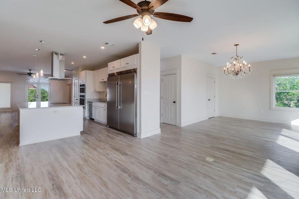 238 Lovers Ln #1 - Photo 5 of 32